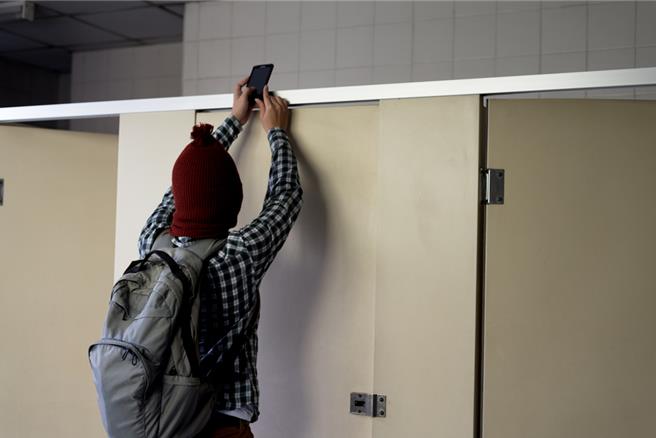 涉嫌在东京公共澡堂偷拍男生裸照的一名新加坡驻日本大使馆前参赞，预计将于13日在日本被起诉。（示意图：shutterstock／达志）