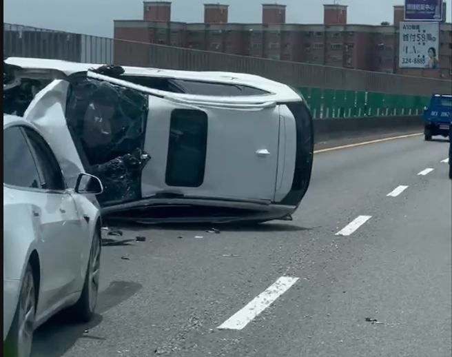 國2南桃園段轎車翻車釀2傷 ，低胸高衩裙辣妹急揮手示警。(翻攝自記者爆料網)

