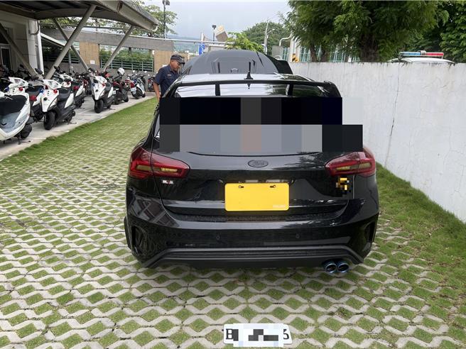 施男以友人車號自網路訂購偽造車牌，懸掛自己的車，到處趴趴走被警方攔查。（照片由清水警方提供）