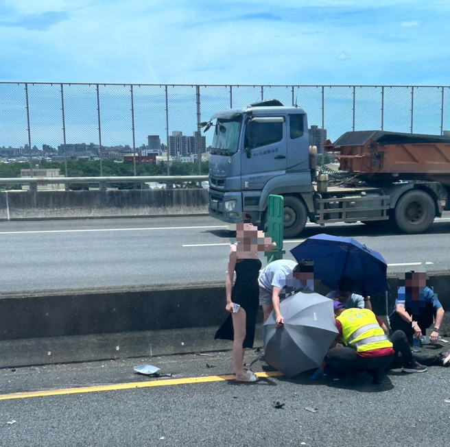 一名低胸高衩裙辣妹在路中急揮手示警。(翻攝自記者爆料網)

