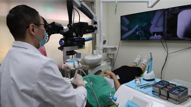 显微根管治疗运用牙科专用显微镜搭配专用超音波，提高牙齿治疗的成功率。（大千医院提供／谢明俊苗栗传真）