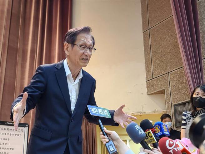 華碩13日舉行股東會，董事長施崇棠會後受訪時透露，其AI伺服器業務有超前標、優於預期的好表現。（圖／翁毓嵐）