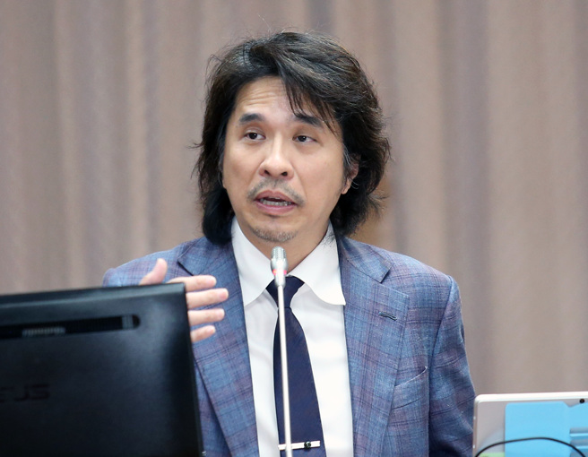 教育部次长叶丙成13日列席立法院教育及文化委员会，并以「少子化趋势下高教应如何经营、创新及提升竞争力」为题专题报告。（范扬光摄）
