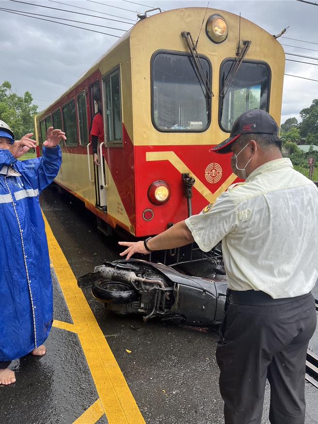 8旬老翁騎機車闖越林鐵平交道，所幸人未受傷，還能跟司機員、員警等人正常對話。（阿里山林鐵及文資處提供∕呂妍庭嘉義傳真）