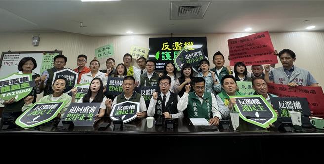 郭國文今天偕同民進黨南市議會黨團20多名議員，一同號召鄉親參與15日下午4點在東區關帝殿的草根宣講座談會。(曹婷婷攝)