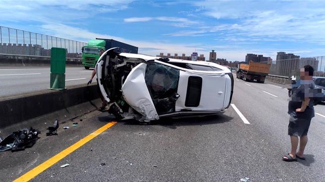 國道二號一輛小客車因碾壓砂石導致自撞車禍。（消防局提供）