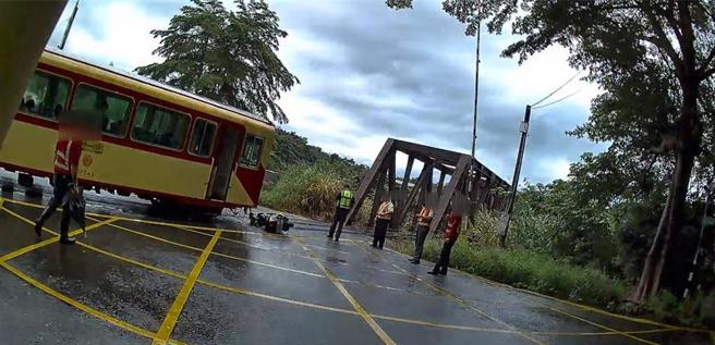 消防局人員抵達後，發現一輛機車倒臥鐵軌上，機車騎士意識清楚。（嘉縣消防局提供∕呂妍庭嘉義傳真）