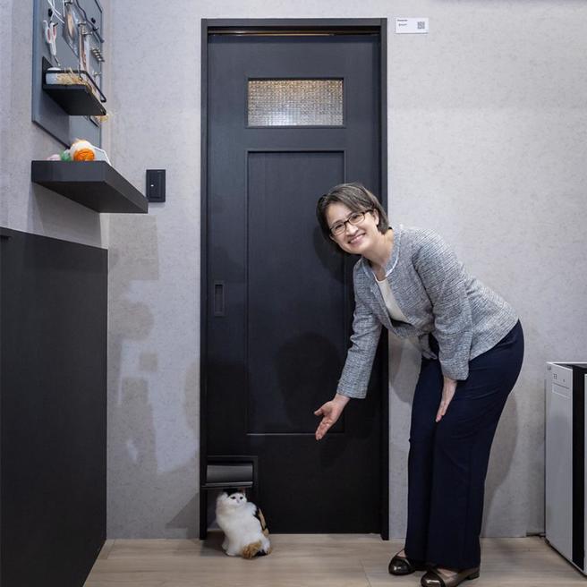 蕭美琴出席2024台灣國際室內設計博覽會，展場把貓門的設計一併規劃，蕭美琴笑開懷。  （總統府提供）