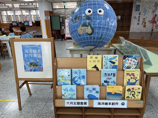 海洋委员会海洋保育署与高雄市狮湖国小于这学期合办《台湾鲸讚》海洋廉政绘本阅读扎根教学，图为学生创作的海洋小书。（海保署提供／林瑞益高雄传真）