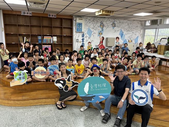 海洋委员会海洋保育署与高雄市狮湖国小于这学期合办《台湾鲸讚》海洋廉政绘本阅读扎根教学，并于13日在校内举办「与作家有约」活动。（海保署提供／林瑞益高雄传真）