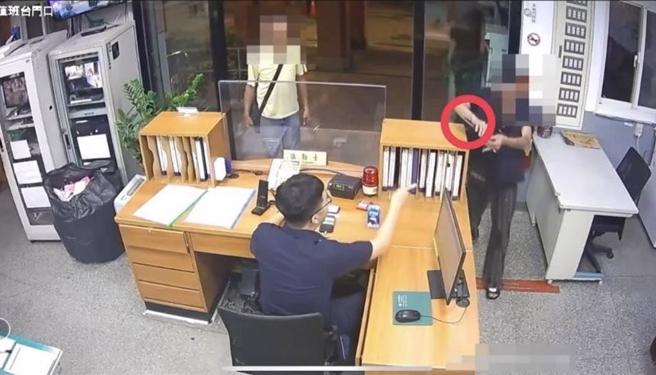 日前有醉汉持水果刀闯入派出所，值班林员见状，立即大声喝叱「把刀放下！」。（警方提供）
