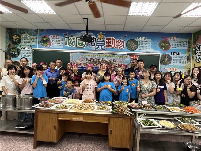 社区阿嬷们发起办桌惜别宴，邀请全校师生一起聚餐，希望藉此和后辈学子连结交流，将孩子的心留在社区，避免社区文化未来受到少子化衝击而流失。（林雅惠摄）