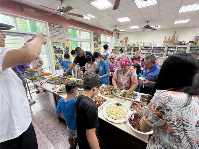 社区阿嬷们发起办桌惜别宴，邀请全校师生一起聚餐，希望藉此和后辈学子连结交流，将孩子的心留在社区，避免社区文化未来受到少子化衝击而流失。（林雅惠摄）