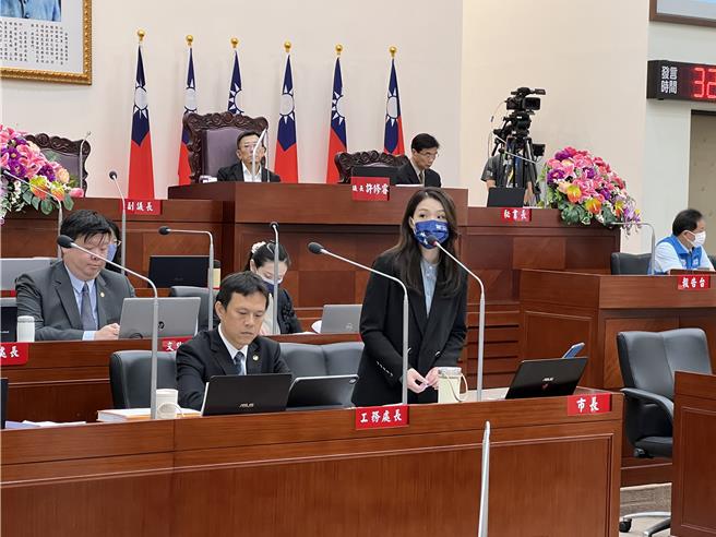 市長高虹安表示，市府全力推動棒球場改善重啟，但過程中持續遭到統包商拖延，強調若無外部不利因素，預計於明年4月完成改善工程竣工並進入驗收程序。（王惠慧攝）