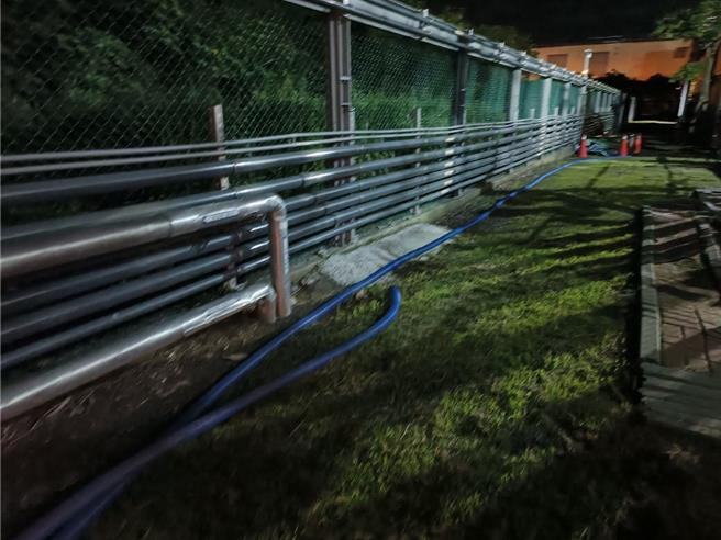 雲林縣環保局12日在工業區稽查到一家公司以軟管排放汙水到工廠外空地。（環保局提供）