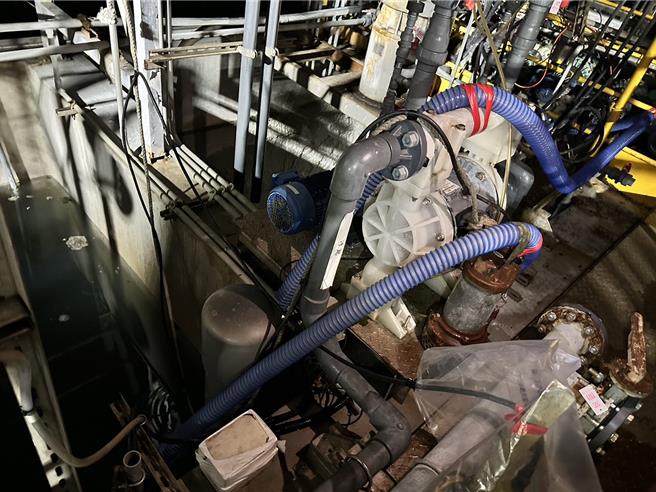 雲林縣環保局12日在工業區稽查到一家公司以軟管排放汙水到工廠外空地。（環保局提供）