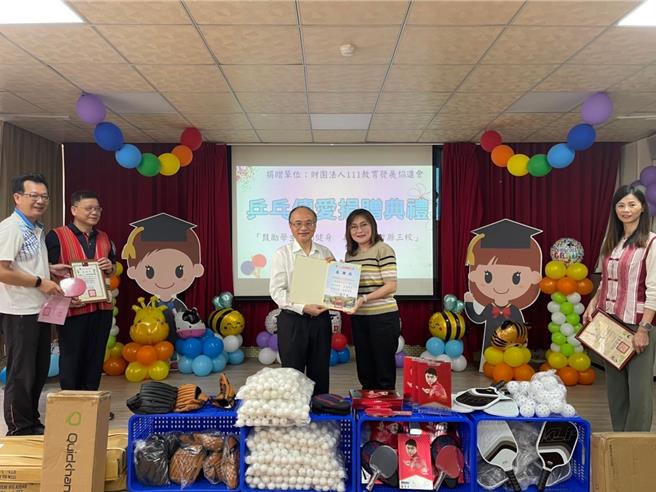 111教育发展协进会理事长曾灿金（左三）13日前往新竹县举办乒乓传爱活动，致赠相关器材及乒乓球给当地学校。（111教育发展协进会提供／邱立雅竹县传真）
