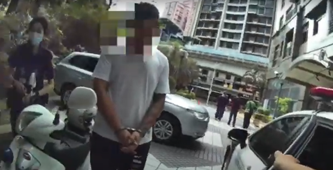 疑毒品糾紛持刀砍人，內湖旅館前男子遭攻擊。（翻攝自影片）