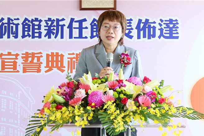 陈佳琦说，她今天正式从嘉义市立美术馆的好朋友，承担起美术馆馆长工作。（吕妍庭摄）
