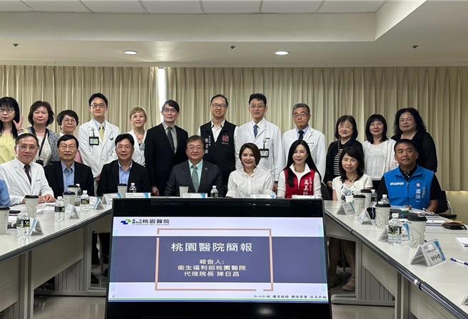 立法委员万美玲（前右三）极力向中央争取经费协助部立桃园医院新建第二医疗大楼。（万美玲提供）