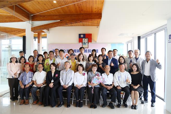 嘉义市立美术馆13日举行新任馆长布达典礼，多位艺文界人士到场见证。（吕妍庭摄）