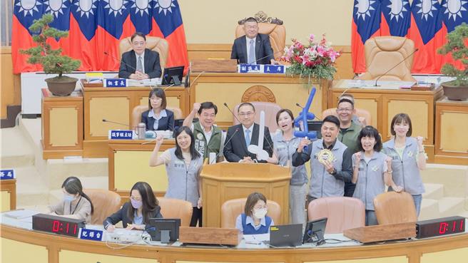 綠營議員送上以汽球製作的「斬妖除魔劍」以及照妖鏡給侯友宜，勸進他爭取國民黨主席。（呂健豪攝）