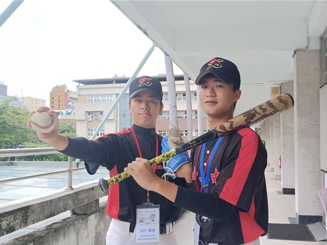中一中棒球校隊成員江鎧廷（右）、陳惠允（左）文允武，分別攻上中國醫藥大學醫學系、陽明交大資財系。（陳淑娥攝）