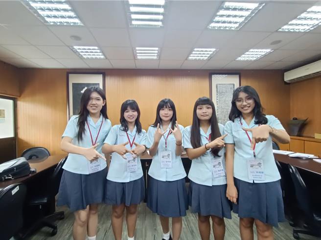 一中美術班李淯禎、林靖婕、林禕婕、黃宥慈、陳妍蓁榮獲8個重要美術系所或組別榜首。（陳淑娥攝）