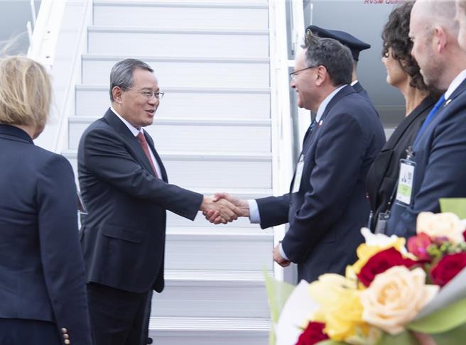 大陸國務院總理李強當地時間13日下午，在紐西蘭威靈頓總督府與該國總理盧克森舉行會談。（新華社）