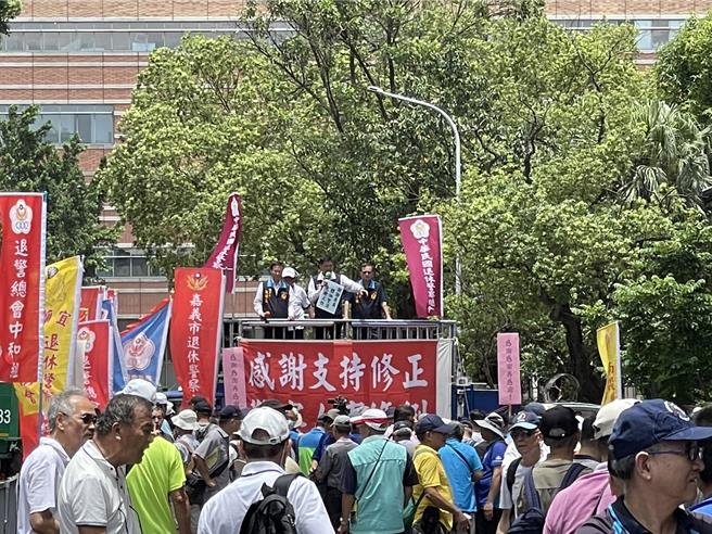 立院拟修订退警条例，200多名退警到场声援。（警方提供）