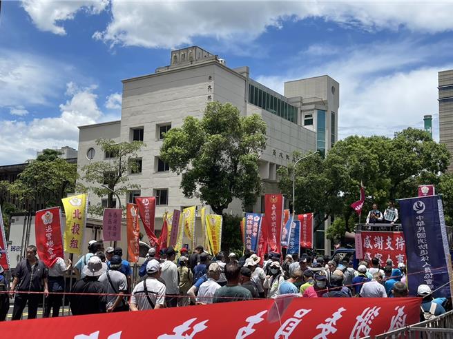 立院拟修订退警条例，200多名退警到场声援。（警方提供）