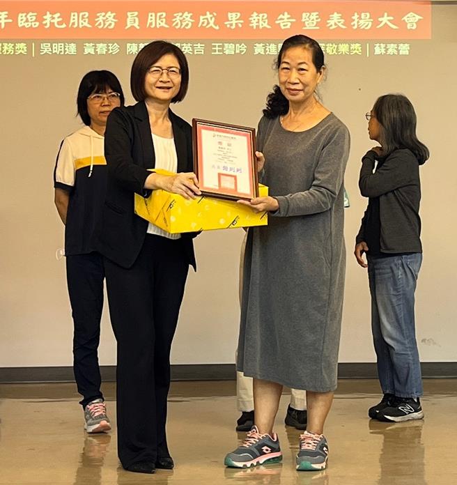 臨托員阿春姐（右）獲績優服務員表揚。（林雅惠攝）