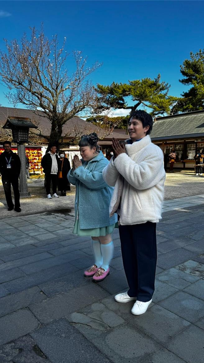 渡邊直美（左）與高志一起參拜神明，祈求椎間盤突出能趕快康復。（國興衛視提供）