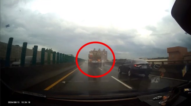 化学槽车在下雨天，还硬超车，害无辜轿车发生碰撞。（翻摄爆料公社）