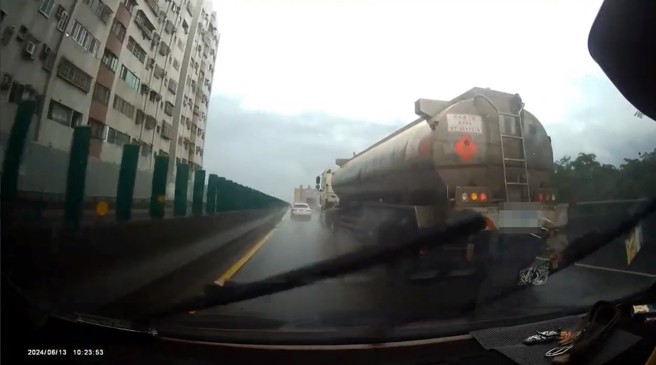 化学槽车没有保持安全距离，直接危险超车。（翻摄爆料公社）