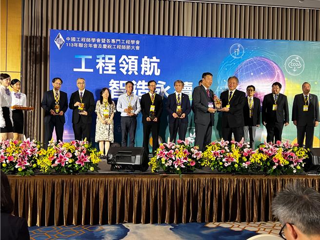 正修科大建筑与室内设计系、数位多媒体系奖不停！建筑系师生拿下「第一届台湾国际空间设计钛美奖（TSDA）」最佳教育培训机构奖、网路票选人气奖及3佳作，图为校长龚瑞璋（右）出面受奖。（正修科大提供／林雅惠传真）