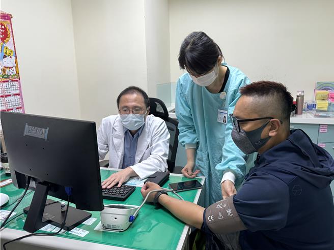 台中45岁洪先生不菸不酒，但爱吃烧肉、甜点致血脂、血糖偏高，日前与儿子、球友练球竟心绞痛、狂冒冷汗并昏厥过去，经救护车电击3次并送医抢救才恢復生命迹象。（乌日林新医院提供／潘虹恩台中传真）