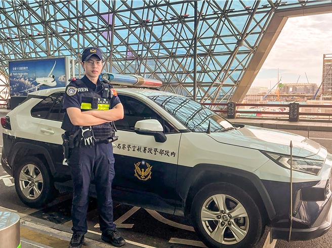 航警局臂章設計理念以盾牌為基底，搭配指南針背景圖、並採藍漸層之顏色變換創意象徵警察日以繼夜守護飛航安全之決心。飛機及航空翅膀正面圖樣代表由航警局守護飛航安全，承載每一位旅客的期待與信任，讓飛機順利起飛，翱翔天際。（航警局提供／陳麒全桃園機場傳真）