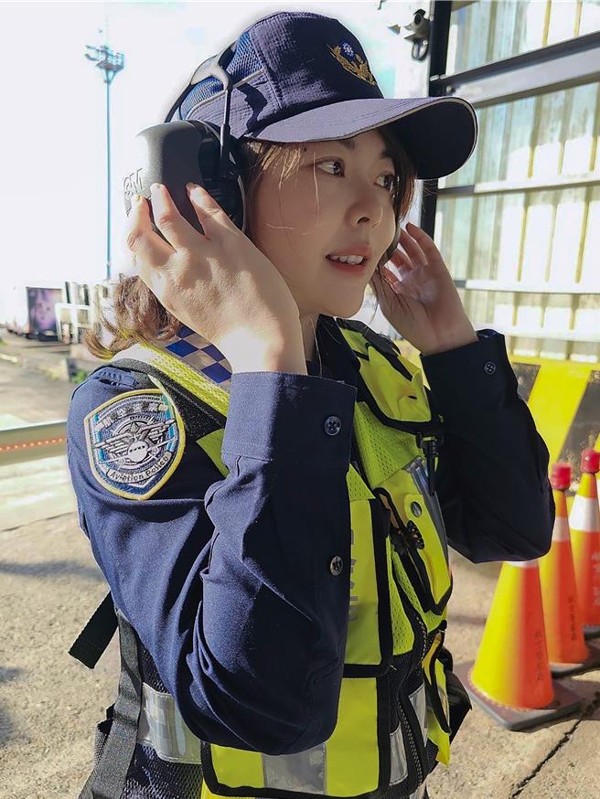 航警局臂章設計理念以盾牌為基底，搭配指南針背景圖、並採藍漸層之顏色變換創意象徵警察日以繼夜守護飛航安全之決心。飛機及航空翅膀正面圖樣代表由航警局守護飛航安全，承載每一位旅客的期待與信任，讓飛機順利起飛，翱翔天際。（航警局提供／陳麒全桃園機場傳真）