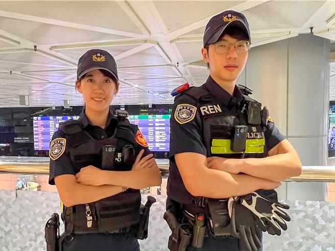 航警局臂章設計理念以盾牌為基底，搭配指南針背景圖、並採藍漸層之顏色變換創意象徵警察日以繼夜守護飛航安全之決心。飛機及航空翅膀正面圖樣代表由航警局守護飛航安全，承載每一位旅客的期待與信任，讓飛機順利起飛，翱翔天際。（航警局提供／陳麒全桃園機場傳真）