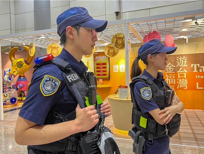 航警局臂章設計理念以盾牌為基底，搭配指南針背景圖、並採藍漸層之顏色變換創意象徵警察日以繼夜守護飛航安全之決心。飛機及航空翅膀正面圖樣代表由航警局守護飛航安全，承載每一位旅客的期待與信任，讓飛機順利起飛，翱翔天際。（航警局提供／陳麒全桃園機場傳真）