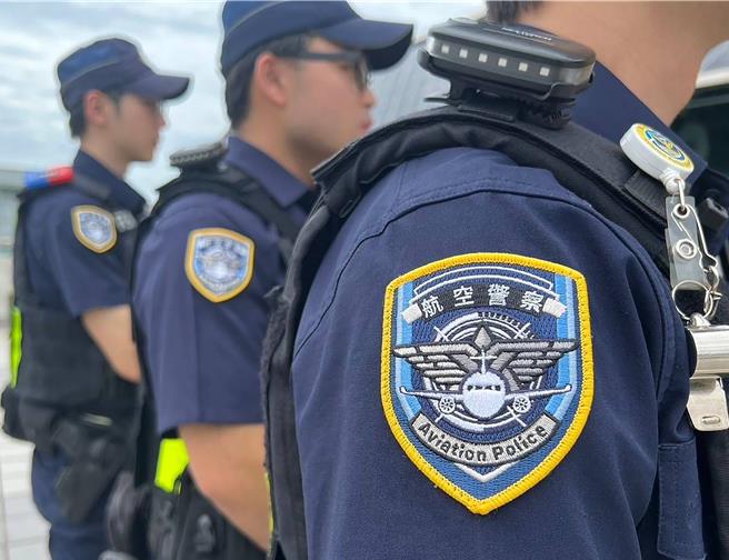 航警局臂章設計理念以盾牌為基底，搭配指南針背景圖、並採藍漸層之顏色變換創意象徵警察日以繼夜守護飛航安全之決心。飛機及航空翅膀正面圖樣代表由航警局守護飛航安全，承載每一位旅客的期待與信任，讓飛機順利起飛，翱翔天際。（航警局提供／陳麒全桃園機場傳真）