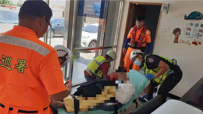 民眾13日上午在後龍鎮外埔武乃石滬旁發現一名男子疑似中暑昏厥趴坐機車上，海巡署中部分署第三岸巡隊外埔安檢所人員獲報派員前往救援，並通報消防局後龍分隊救護人車前來救護送醫。（讀者提供／謝明俊苗栗傳真）