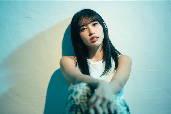 李芷婷推出新单曲〈习惯后就别说痛了〉。（华纳音乐提供）