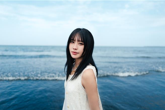 李芷婷推出新单曲〈习惯后就别说痛了〉。（华纳音乐提供）