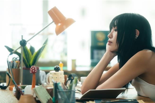 李芷婷推出新单曲〈习惯后就别说痛了〉。（华纳音乐提供）