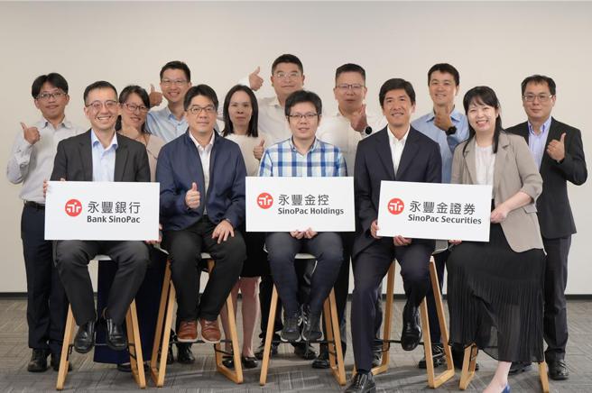 永丰金控资料资产管理平台专案于今年4月正式运行。永丰金控数位科技处张天豪处长（前排中）、严国瑞副处长（前排左一）、永丰银行资讯处沈志成副处长（前排右二）、永丰金证券资讯处陈陆威处长（前排左二）与专案团队成员合影。图／永丰金控提供