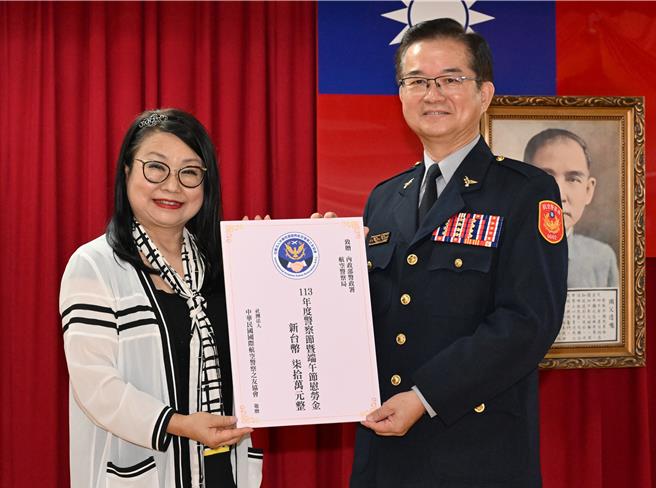 中华民国国际航空警察之友协会常务理事古素琴（左）捐出警察节暨端午节慰劳金新台币70万元，替辛劳工作的第一线警员加油打气，由航警局副局长张文瑞（左）代表接受。（陈麒全摄）