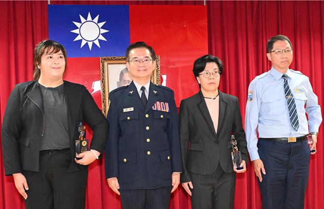 航空警察局提前于13日在航警局5楼大礼堂举行警察节庆祝大会，会中也进行授阶并颁奖表扬模范警察，由航警局副局长张文瑞（左二）授阶及颁发奖座。（陈麒全摄）