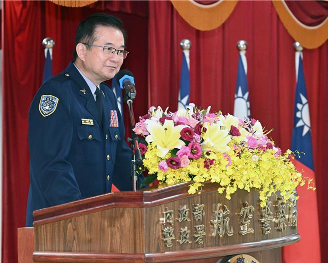 航空警察局提前于13日在航警局5楼大礼堂举行警察节庆祝大会，会中也进行授阶并颁奖表扬模范警察，航警局副局长张文瑞表示，感谢航警局各位同仁在岗位上兢兢业业的付出，以及机场各单位共同努力、配合，机场才能够永续经营。（陈麒全摄）